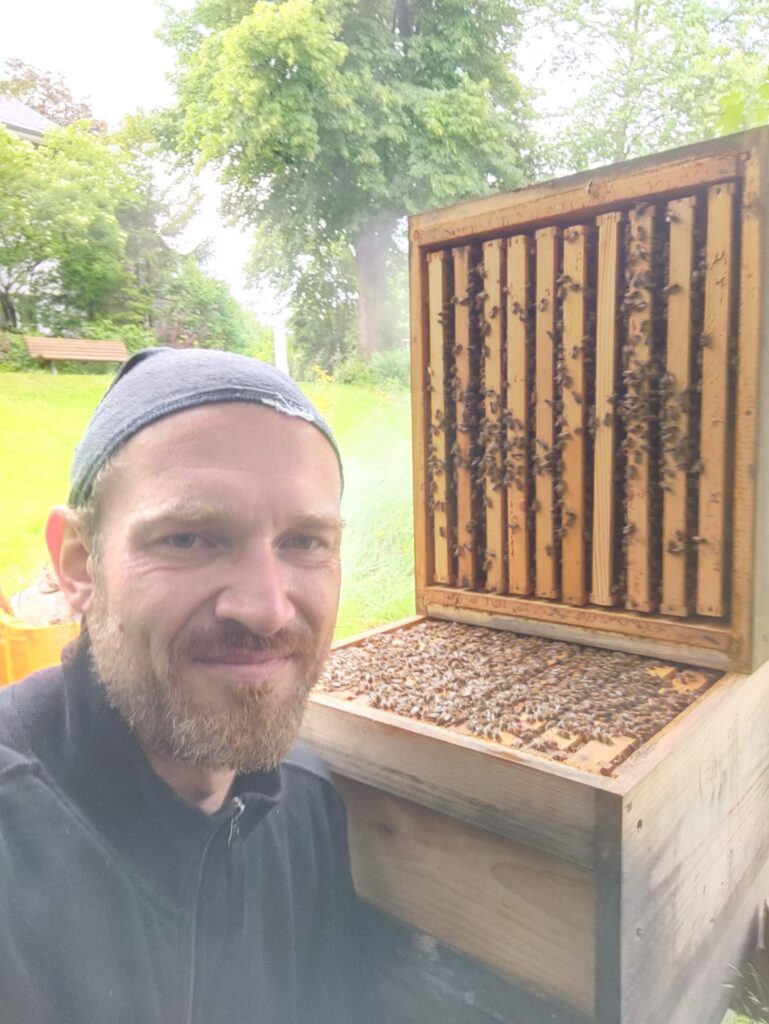 Bienenhalter Imker Markus Kippkontrolle HowToBee SummenderCampus