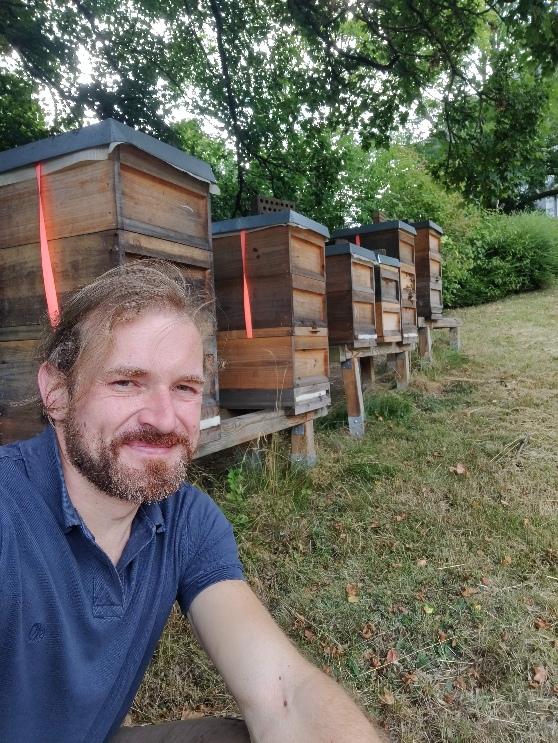 Bienenhalter Imker Markus am Standort FernUniversität in Hagen HowToBee SummenderCampus CaminoImker