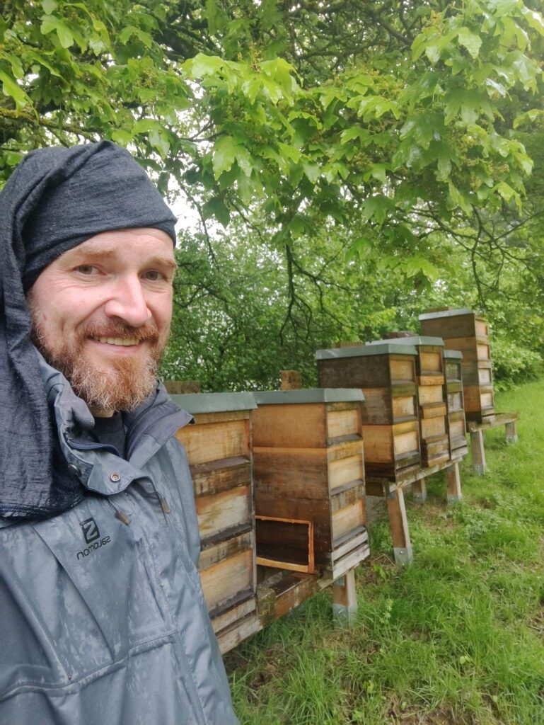Kurz nach Regenschauer - Bienenhalter CaminoImker Markus am Stand an der FernUniversität in Hagen HowToBee SummenderCampus