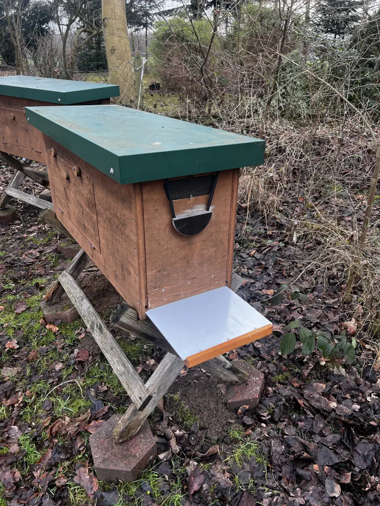 Bienenbox-Beute mit Bodenschieber.
Winterarbeiten in dieser Betriebsweise bedingen eine eingelegte Windel.