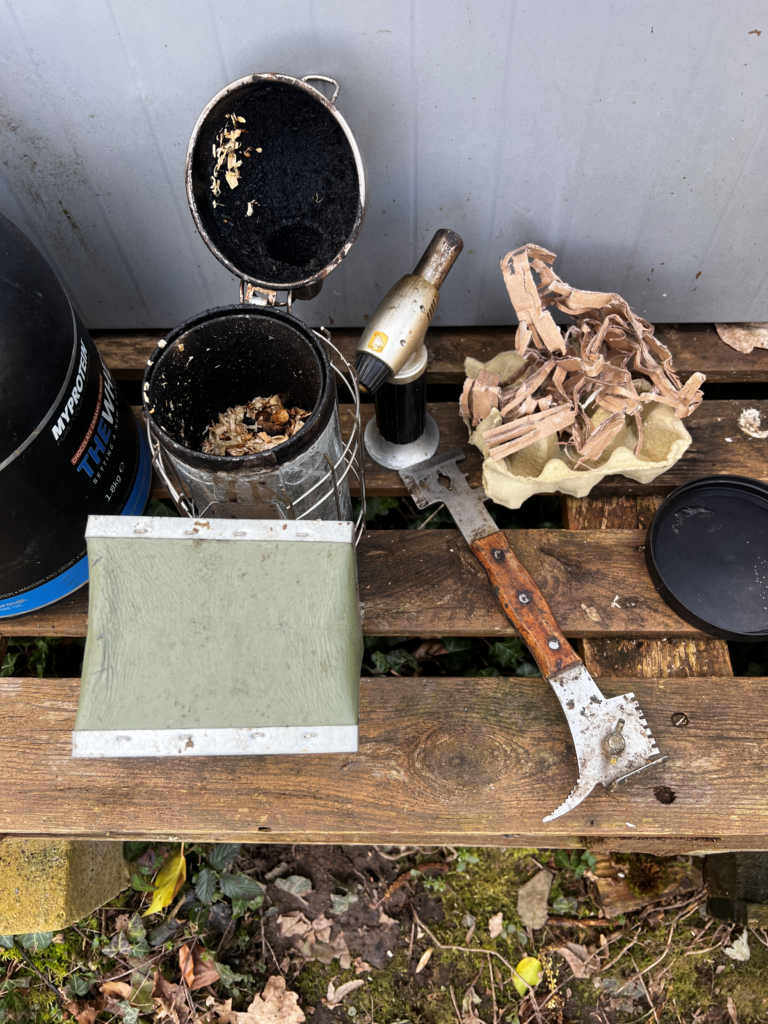 bereitgestellte Ausrüstung: Stockmeissel, Smoker sowie Anzündmaterial und Küchenbrenner. 