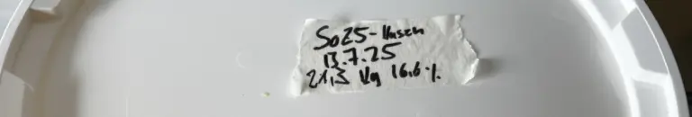 Honighandwerk Etikett von Schleuderung mit Standortangabe: SO25-Husen. Erntedatum: 13.7.25. sowie Gewicht 21,3 kg und WAssergehalt von 16,6%